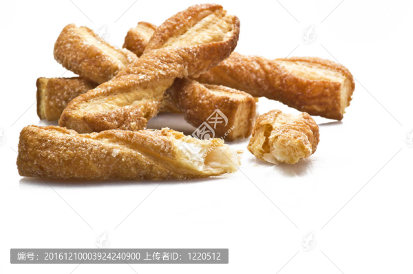 白色背景上的五塊餅干