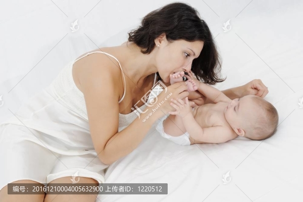 母女在白床上快樂地玩耍
