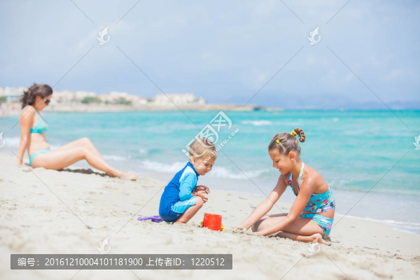 對規(guī)劃的兩個孩子在海灘的照片