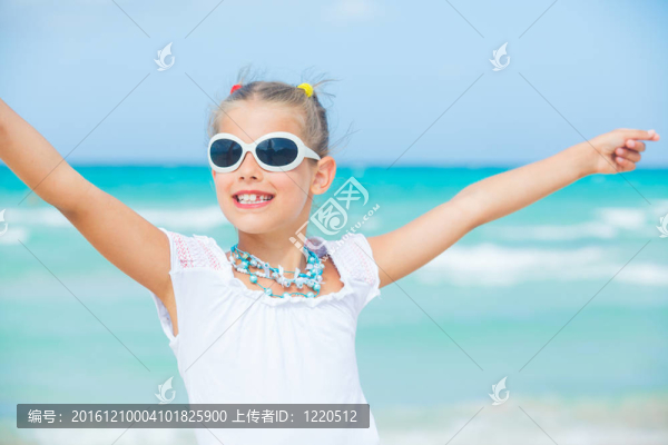 可愛快樂微笑女孩在海灘度假