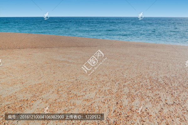 沙灘；大海。