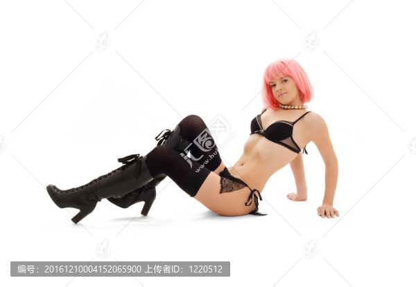 穿粉紅色頭發(fā)的黑色內(nèi)衣女孩