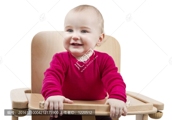 小孩坐在高椅子上