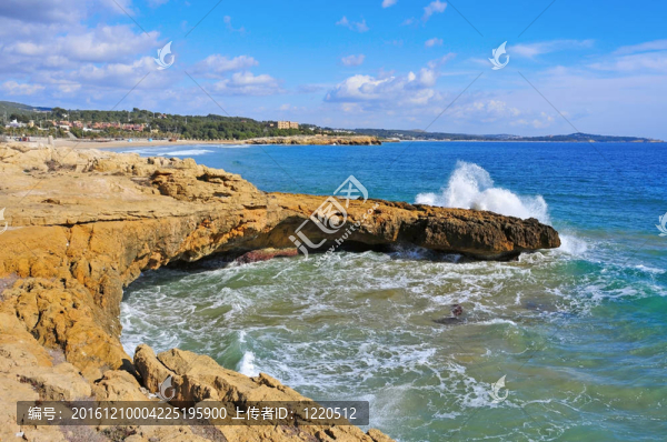 海岸的Tarragona；西班牙；和Arrabassada海灘