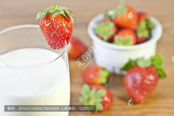 草莓和一杯牛奶