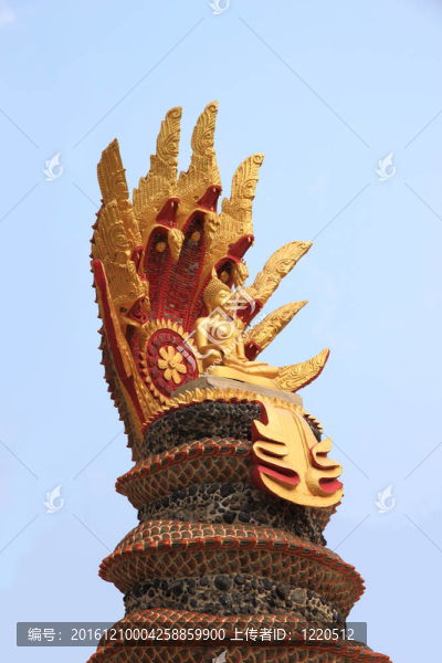 如來佛祖八頭蛇雕像。