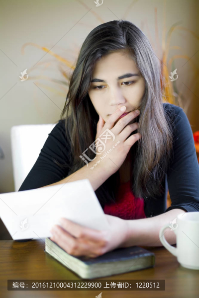 少女或少女讀紙條；憂慮表情