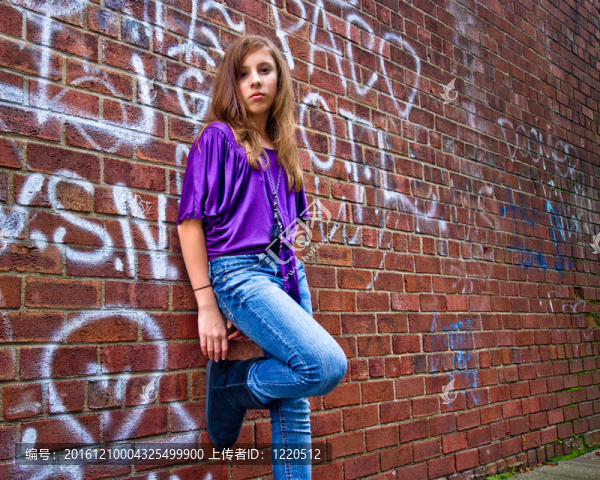 女孩和Grungy,Wall
