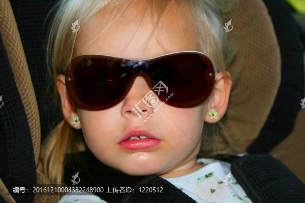 孩子帶著墨鏡