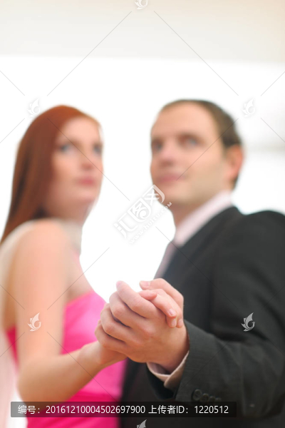 手上穿著正式的舞蹈夫婦特寫