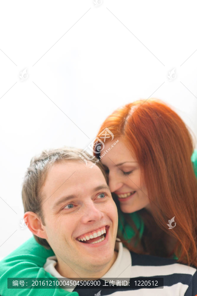 紅發(fā)年輕女子在男友耳邊低語