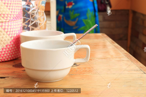 空杯等待咖啡。