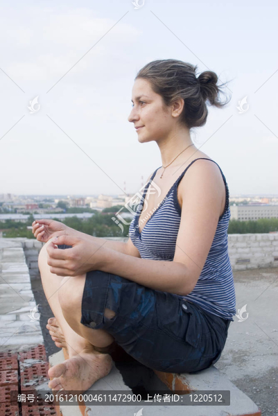 女孩在屋頂
