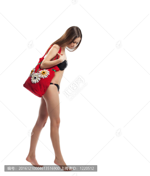 女子步行與紅色海灘包隔離