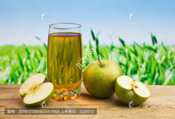 桌上的玻璃杯里的蘋(píng)果汁