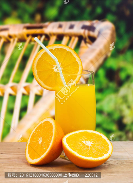 桌上的玻璃杯里的橙汁
