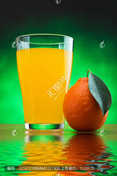 桌上的玻璃杯里的橙汁
