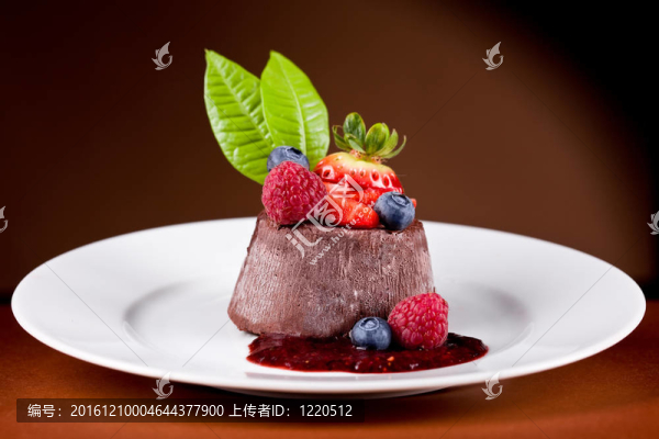用草莓巧克力布丁