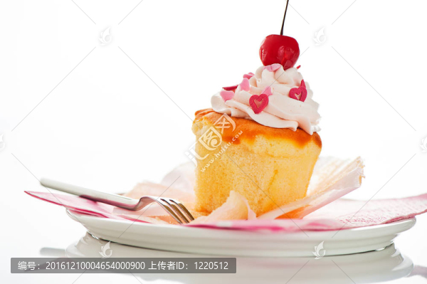 白色奶油的心作為裝飾和櫻桃在上面在白色背景為棚拍Vanilla,cupcake
