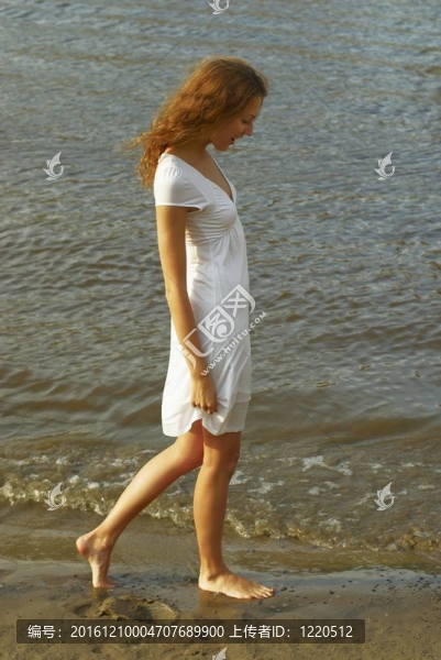 女人在海灘上