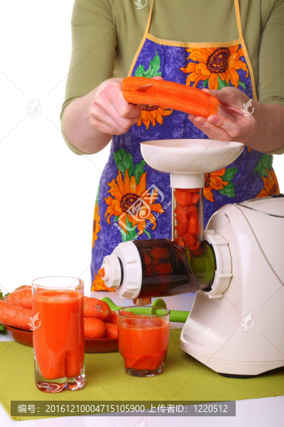 女人準(zhǔn)備榨汁機(jī)和carrot