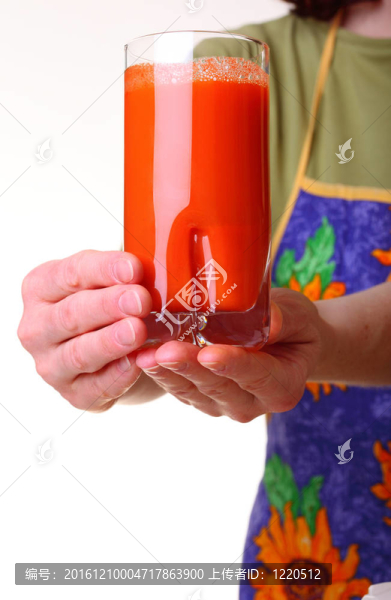 女人準備榨汁機和carrot