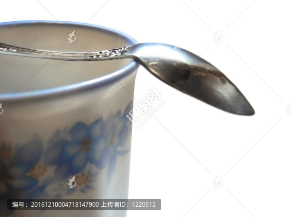 半杯黑咖啡與茶匙過孤立