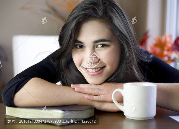 少女或年輕婦女在桌子與圣經和咖啡杯