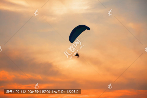 滑翔傘的天空上自由的感覺