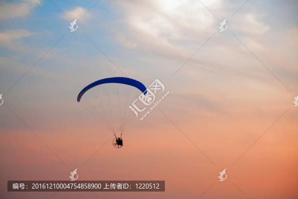 滑翔傘的天空上自由的感覺(jué)