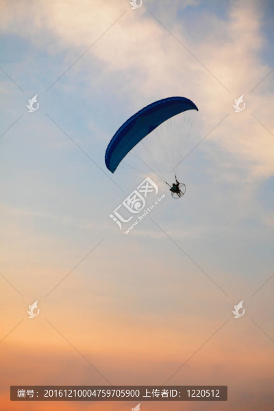 滑翔傘的天空上自由的感覺