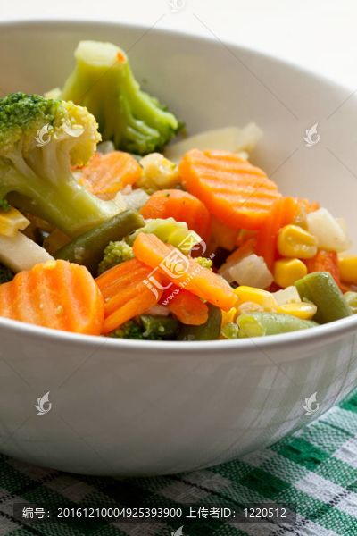 盤子上的油炸蔬菜