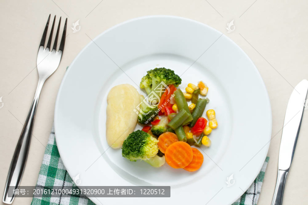 盤子上的油炸蔬菜