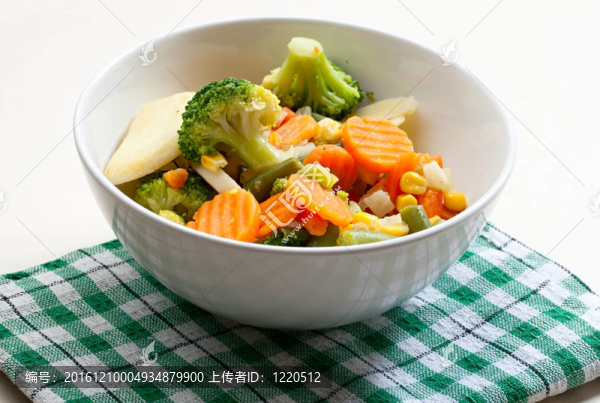 盤子上的油炸蔬菜