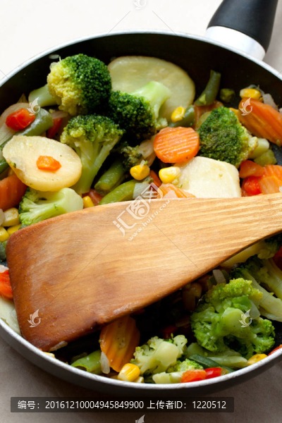 在煎鍋里炒蔬菜