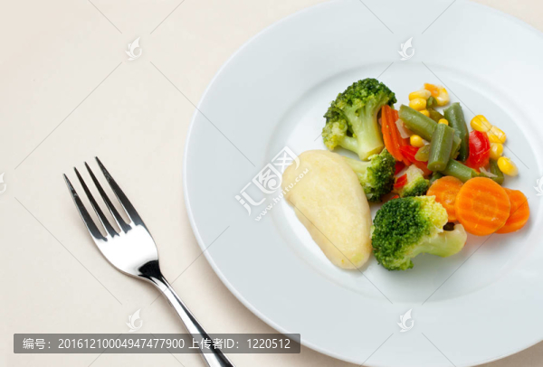 盤子上的油炸蔬菜