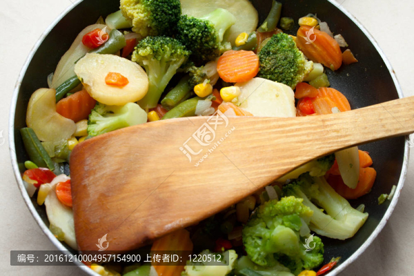 在煎鍋里炒蔬菜