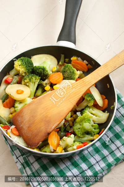 在煎鍋里炒蔬菜