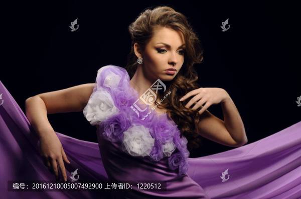 穿著紫色連衣裙的漂亮女孩