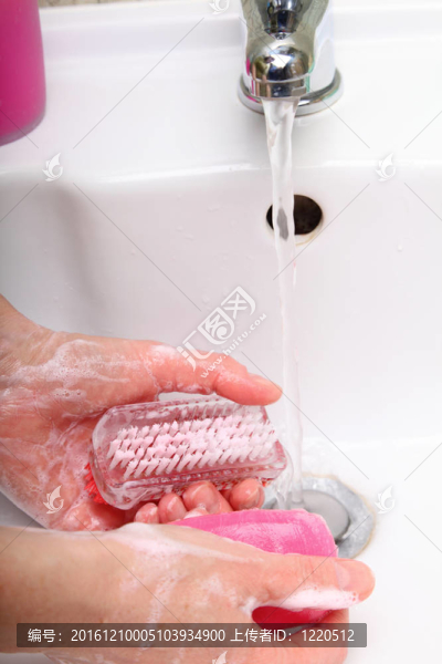 女人在浴室洗肥皂洗手