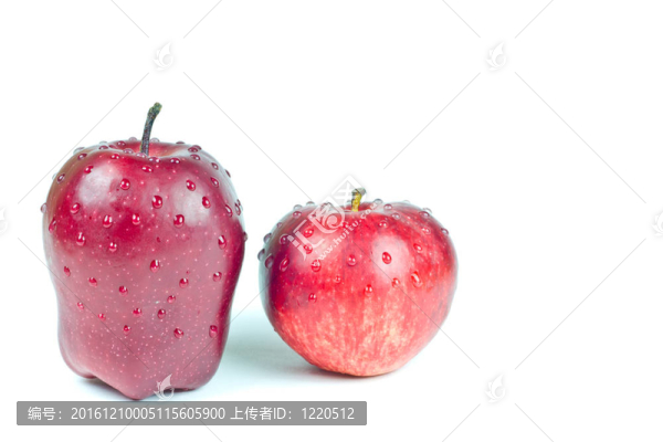 白色背景上的兩個(gè)紅蘋(píng)果
