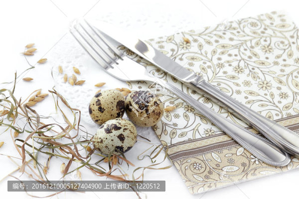 用鵪鶉蛋餐巾紙。