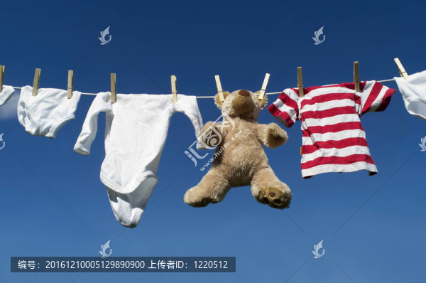 嬰兒的衣服在晾衣繩上