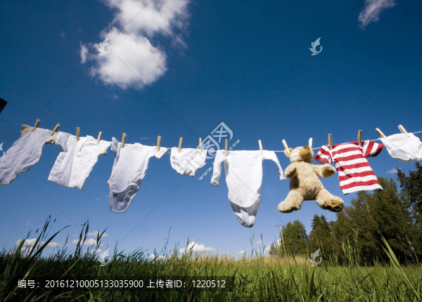 嬰兒的衣服在晾衣繩上