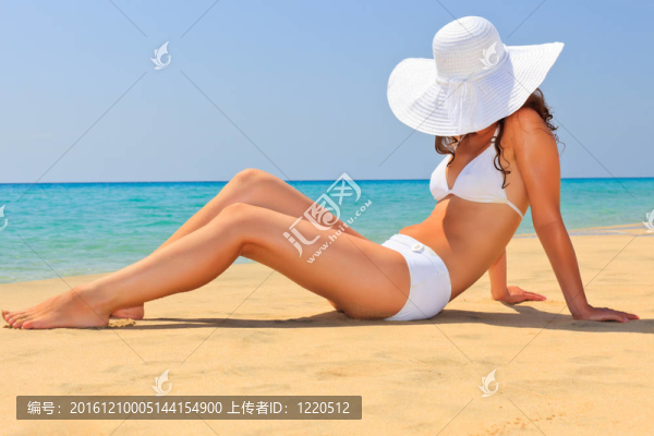 年輕女子在海灘上享受陽光