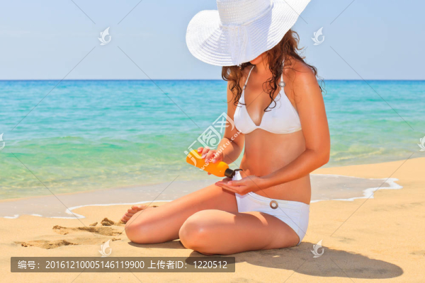 年輕女子在海灘上享受陽(yáng)光