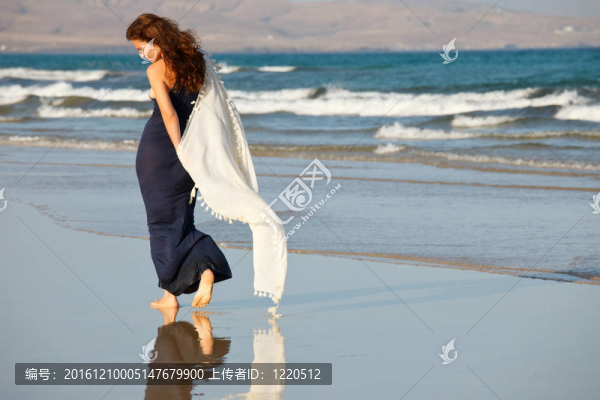 海灘上的年輕女子