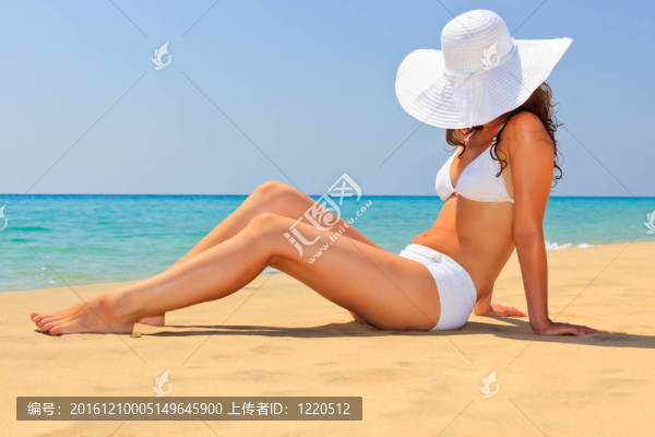 年輕女子在海灘上享受陽(yáng)光