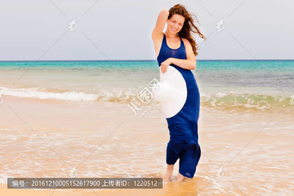 海灘上的年輕女子