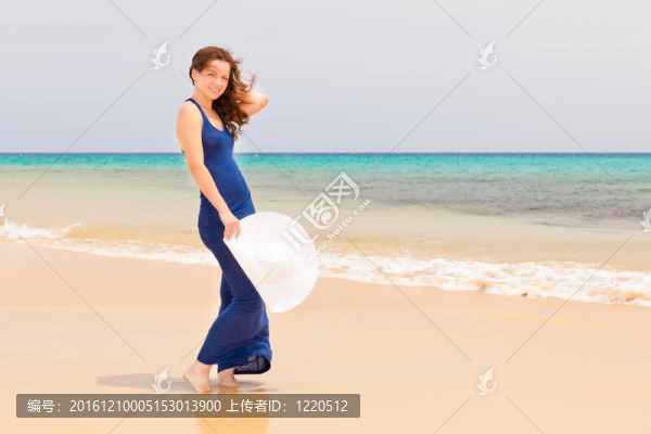 海灘上的年輕女子